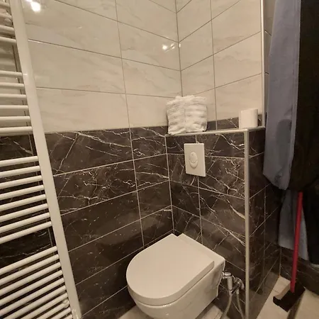Apartman Adi ヤイツェ